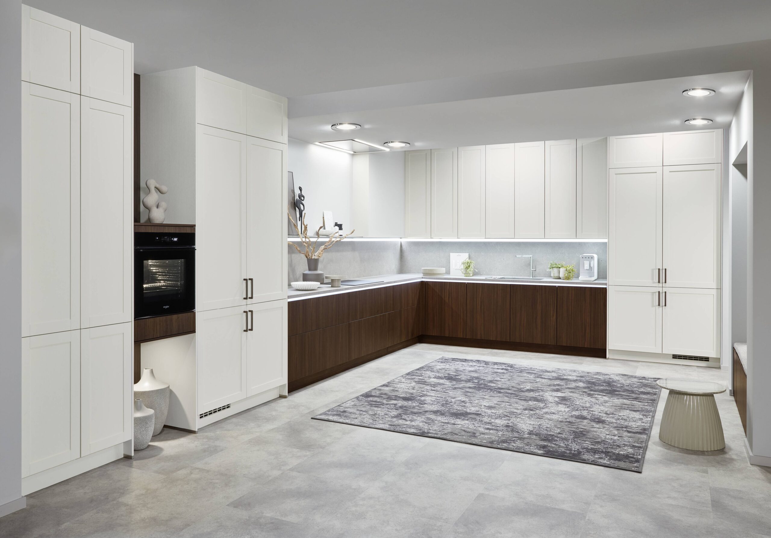 Moderne Küche mit Stauraumlösung